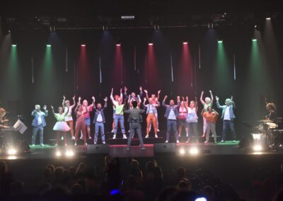 Groupe sur scène avec éclairage coloré