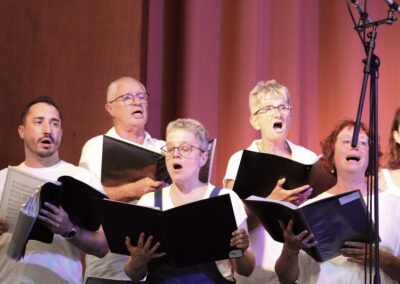 Chorale chantant sur scène avec partitions