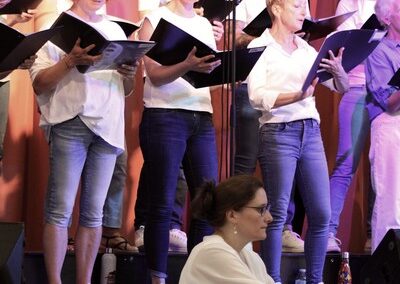 Groupe de choristes chantant sur scène