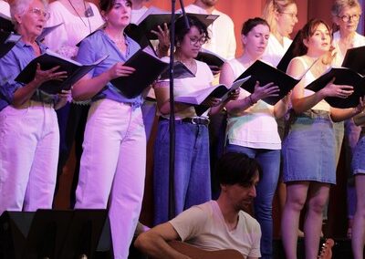 Chorale sur scène avec un guitariste
