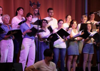 Chorale chantant sur scène