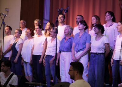 Groupe de choristes sur scène